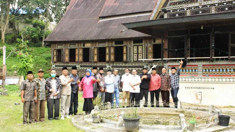 Foto bersama para peserta acara Sosialisasi Persiapan Pemajuan Kebudayaan Nagari Koto Gadang Koto Anau, Istano Rajo Bagindo yang Dipatuan, Kamis 4 Februari 2021. (Dok. Istimewa) Foto bersama para peserta acara Sosialisasi Persiapan Pemajuan Kebudayaan Nagari Koto Gadang Koto Anau, Istano Rajo Bagindo yang Dipatuan, Kamis 4 Februari 2021. (Dok. Istimewa)