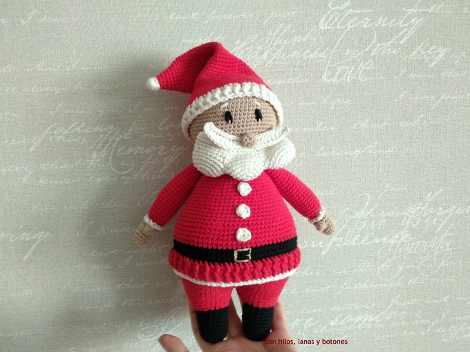 Con hilos, lanas y botones: Papá Noel amigurumi (patrón Cucapuntoes)
