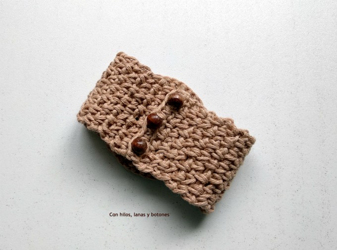 Con hilos, lanas y botones: pulsera de ganchillo con botón (patrón gratis)