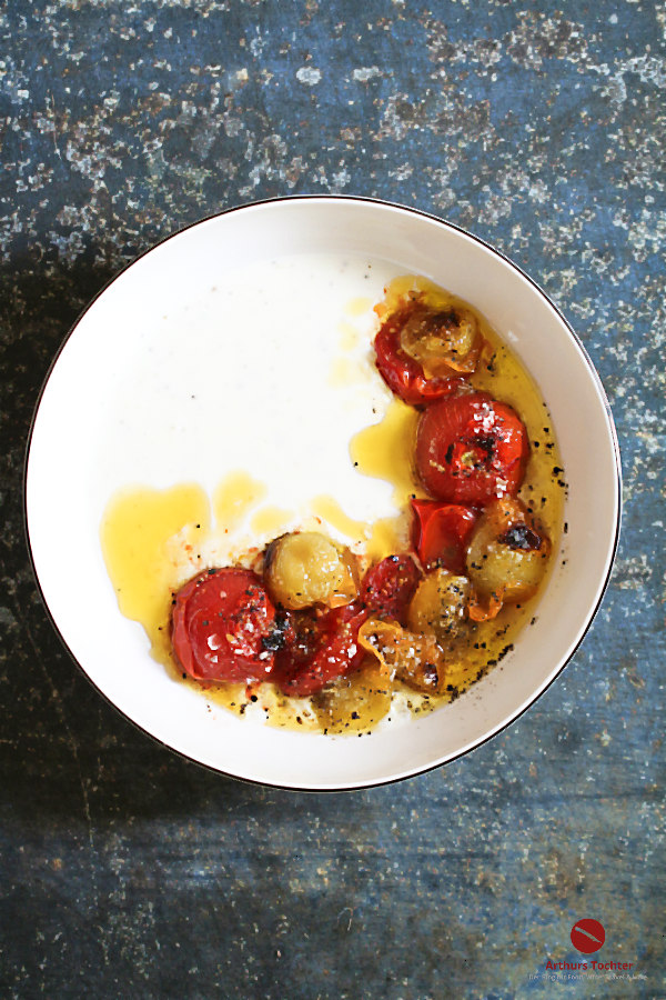 Ein tolles, schnelles, einfaches, vegetarisches Rezept von Ottolenghi: Heiße Tomaten aus dem Backofen (confiert) auf eiskaltem Joghurt mit Salz, Zitrone und Pfeffer. Göttlich als Beilage zum Grillen oder vegetarischer Hauptgang. Arthurs Tochter kocht, der Foodblog aus Rheinhessen von Astrid Paul #rezept #vegetarisch #tomaten #joghurt #simple #ottolenghi #einfach #schnell #backofen #knoblauch #blumenkohl #auberginen