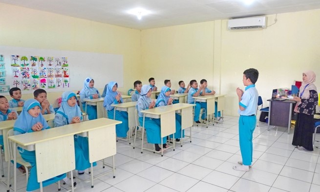  Hari pertama kali anak masuk SD adalah hari yang menyenangkan sekaligus   menegangkan bag 24 Tips Anak Pertama Kali Masuk Sekolah (SD)