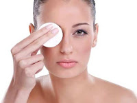 4 Cara Bersihkan Make Up yang Baik dan Benar