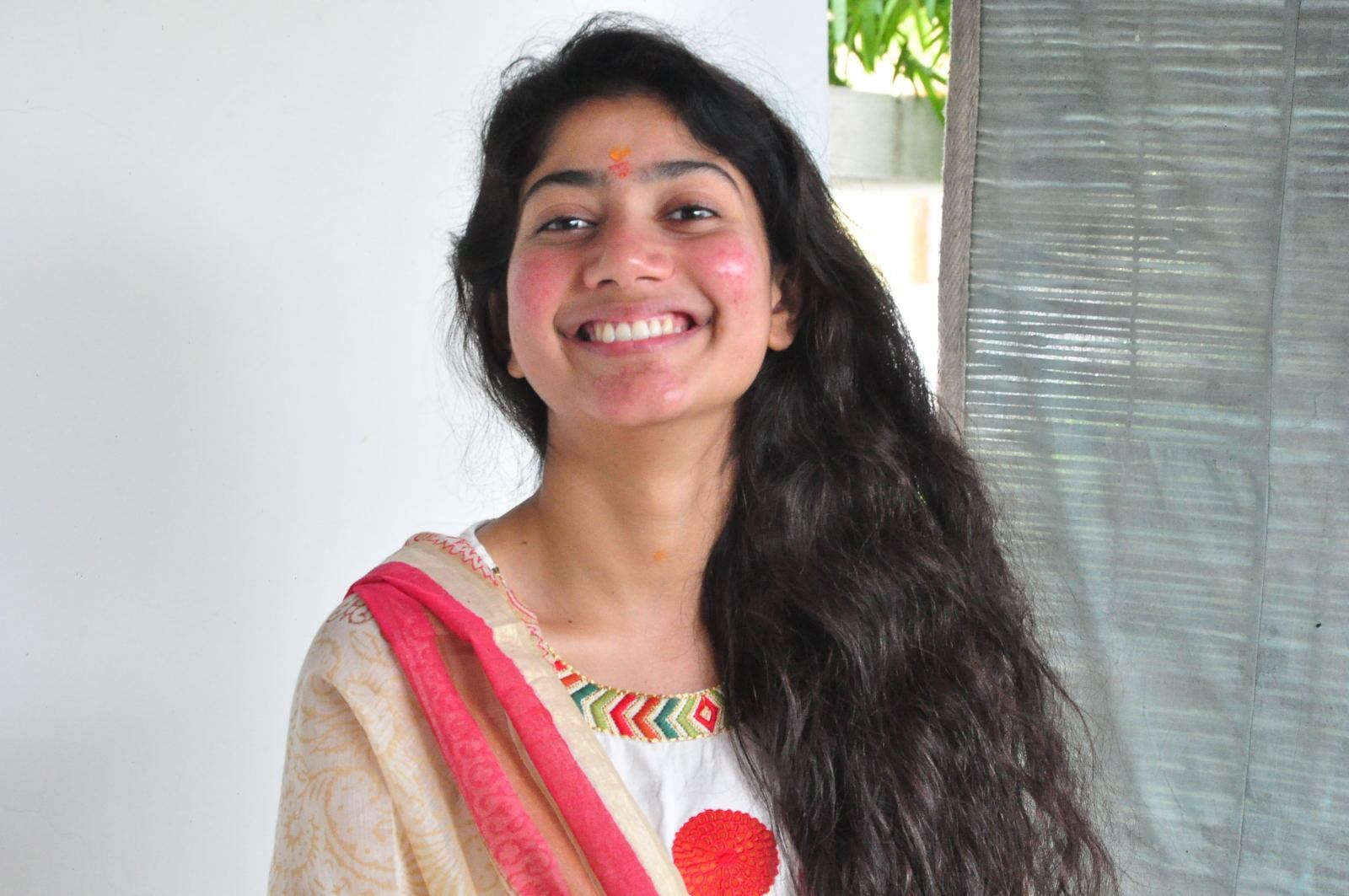 Sai Pallavi Nude Hot Videos - CAP: Sai Pallavi Smiling Stills At Movie Launch In White Dress