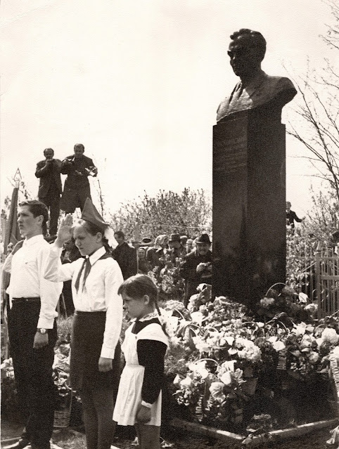 Відкриття пам’ятника на могилі Василя Сухомлинського в Павлиші (28 квітня 1972)