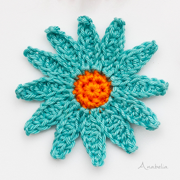 Daisy flower crochet necklace by Anabelia Craft Design