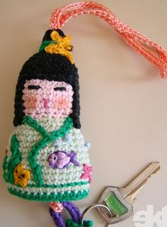 http://erikatricroche.blogspot.com.es/2009/12/kokeshi-chaveiro.html