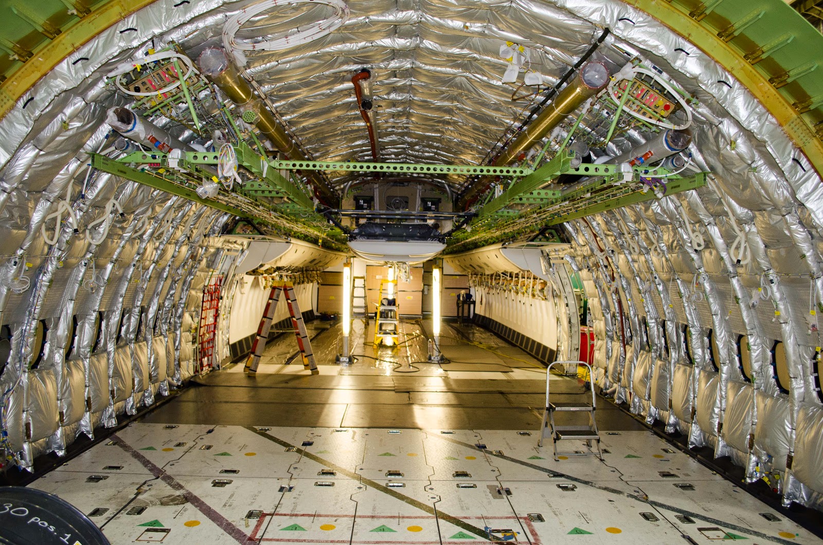 механизация крыла боинг 737 500. топливный бак самолета боинг 737. сборочный цех boeing 747. композитный фюзеляж самолета boeing 787. фюзеляж боинг 777.