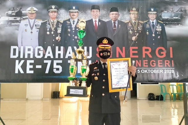 Kapolres Lombok Timur kembali dianugerahi penghargaan dari jajaran TNI Kapolres Lombok Timur kembali dianugerahi penghargaan dari jajaran TNI