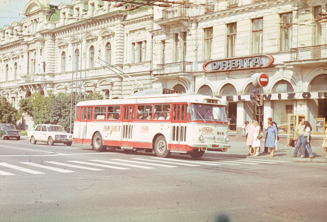 Сентябрь 1983 года. Рига. Троллейбус 1-го маршрута на бульваре Райниса возле перекрестка с улицей Ленина у магазина "Орбита"