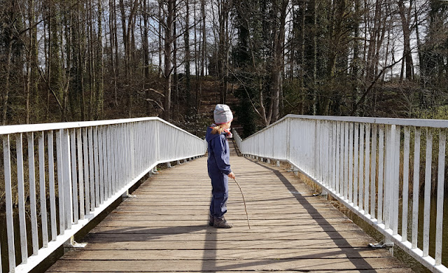 Küsten-Spaziergänge rund um Kiel, Teil 4: Entlang am Ufer der Schwentine. Die Fußgängerbrücke verbindet die Uferwege für Spaziergänger.