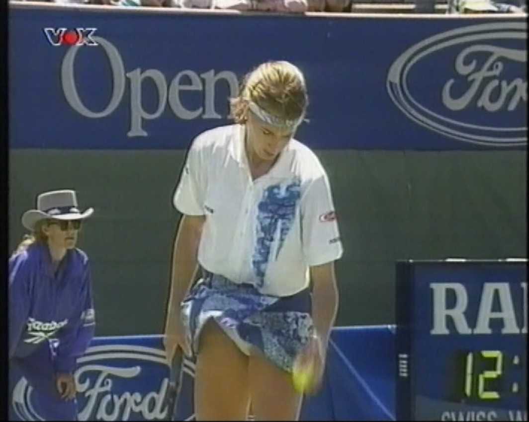 http://1.bp.blogspot.com/-rNnZrfVGLrw/T1S9WEjw79I/AAAAAAABA-M/nWHA-8GiuRY/s1600/Steffi+Graf+upskirt+moment+in+Australian+Open+1994.jpg