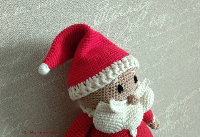 Con hilos, lanas y botones: Papá Noel amigurumi (patrón Cucapuntoes)