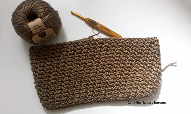 Con hilos, lanas y botones: clutch de ganchillo Suzette (patrón gratis)