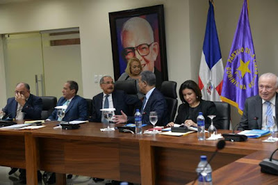 El Comité Político, encabezado por el presidente Danilo Medina y el expresidente Leonel Fernández, se reunió anoche para debatir diferentes tópicos sobre el reglamento del partido, la adecuación de los estatutos y la conformación de una comisión para impugnar decisión de la JCE.