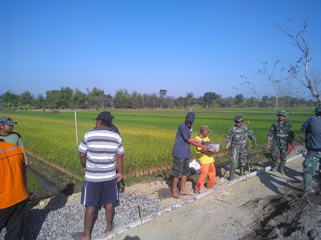 Usia Ngatiman 75 Tahun Tak Kendor Semangat Untuk Bantu TMMD Reg 105   