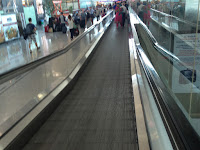 Эскалаторная дорожка в аэропорту Стамбула