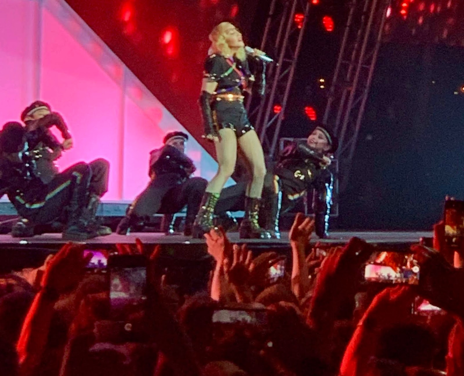Какая группа сегодня выступает в москве. Дуняева Мадонна Муразовна. Мадонна на сцене 2019. Мадонна в секте. Мадонна 2022 фото с концерта.