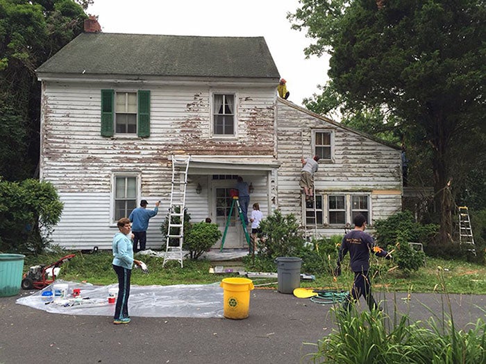 25 Compassionate Neighbors Helped A Retired Teacher Restore And Paint Her House