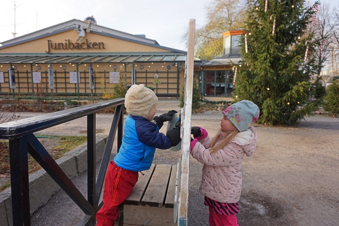 Lapsilla on hauskaa Tukholman Junibackenissa