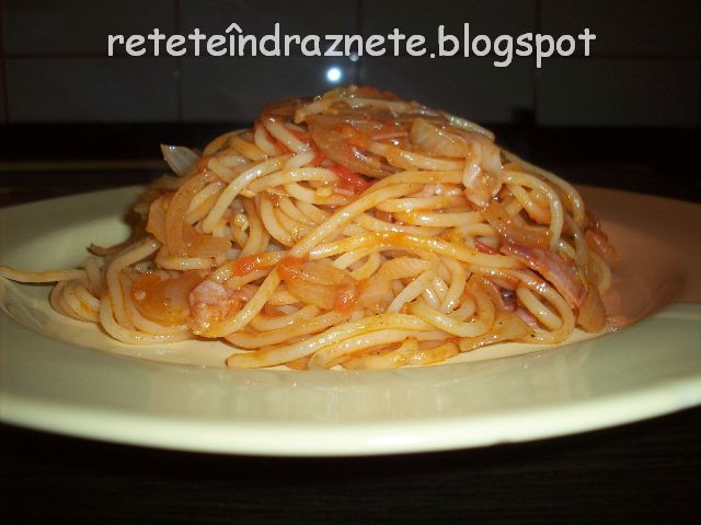 Spaghetti cu ceapă şi jambon