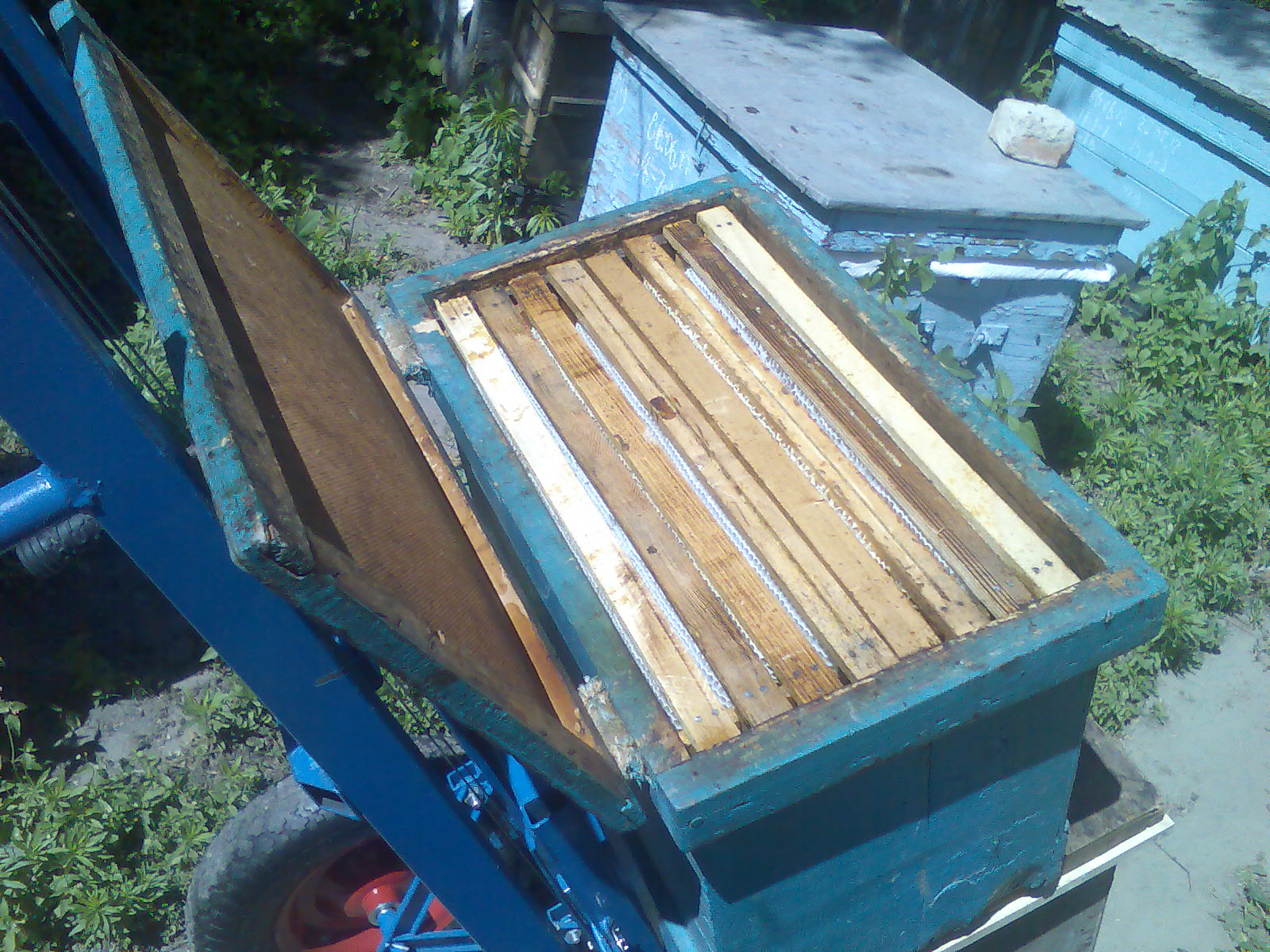 Будка пчеловода на колесах своими руками