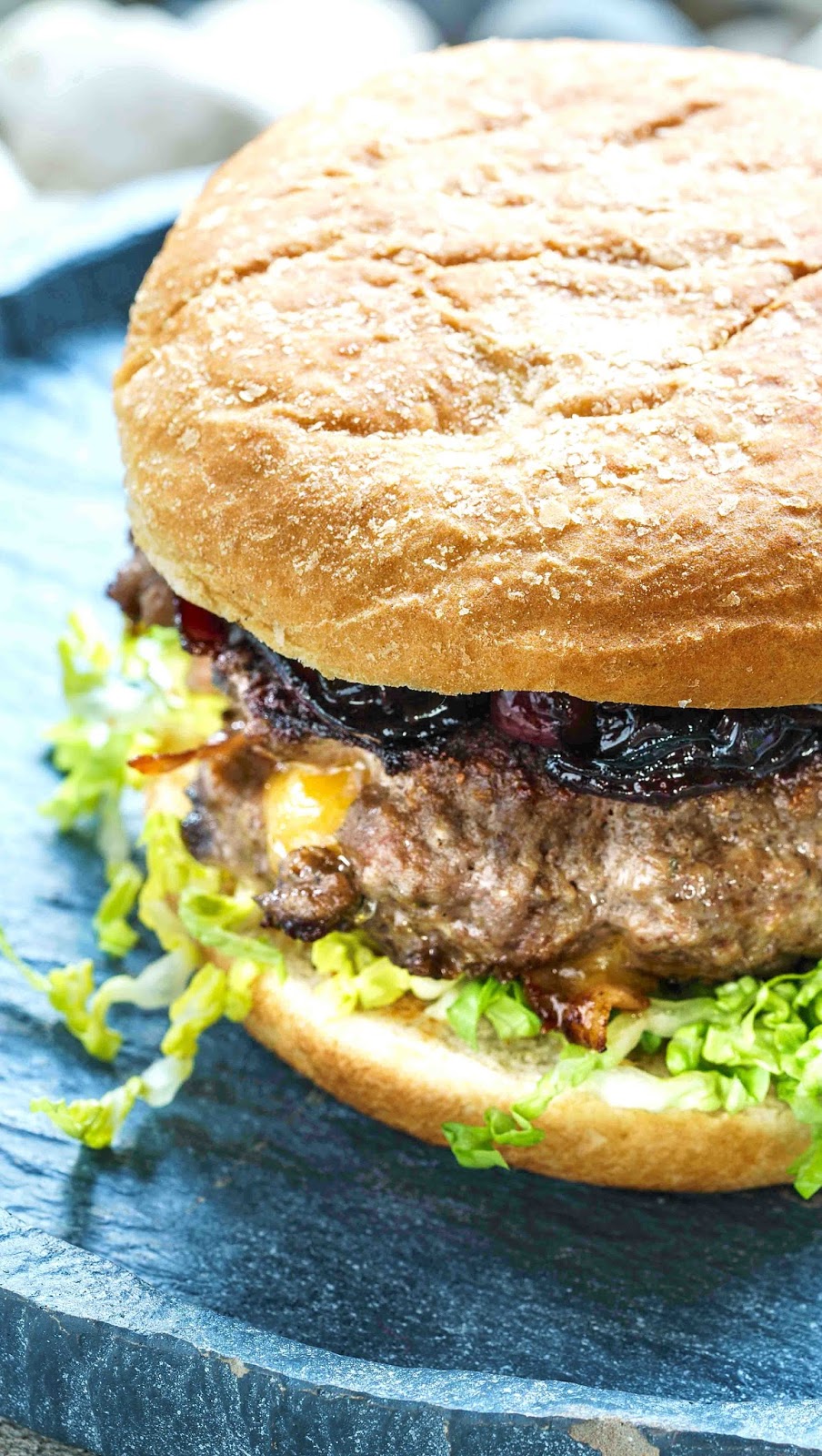 stuttgartcooking Burger mit Bacon, Cheddar, roten Zwiebeln in