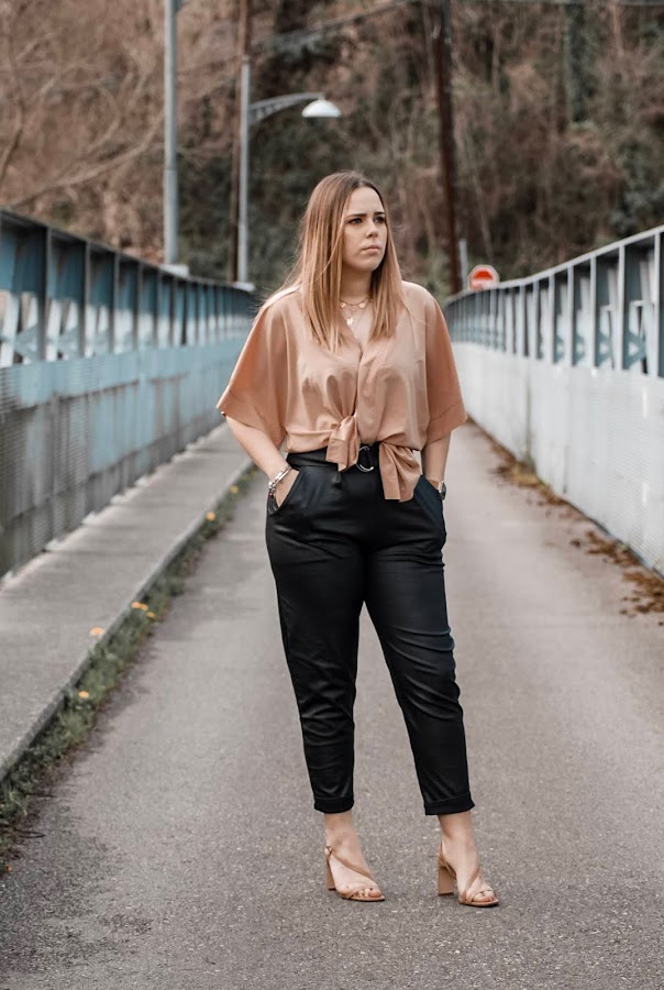 Outfit con pantalones de polipiel de FemmeLuxe