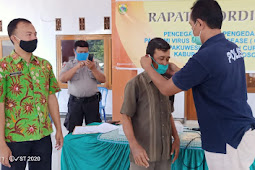 Polsek Curahdami Dampingi Pembagian dan Penyerahan Tempat Cuci, Masker, Sabun Cuci Tangan di Desa Pakuwesi 