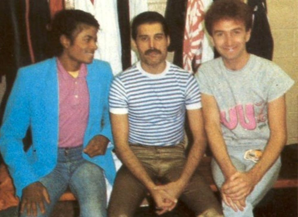 40 Candid Photographs Capture Best Moments of Freddie Mercury Hanging