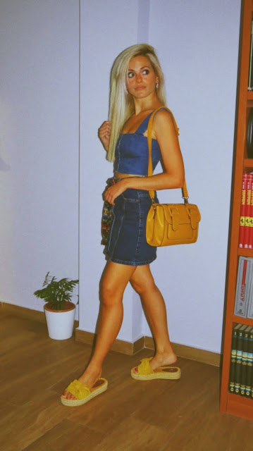 Alejandra Colomera con top vaquero, falda vaquera y cinturón estilo azteca recreando un look de los 2000