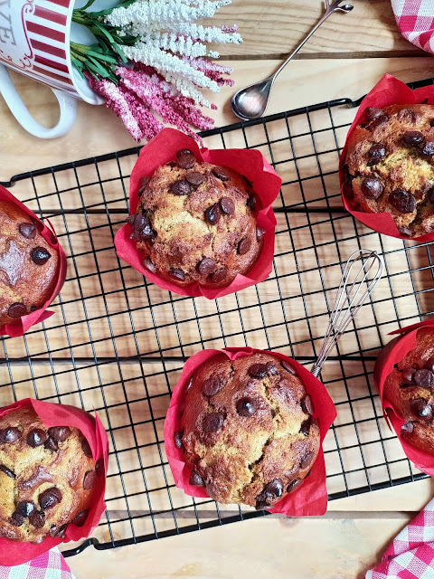 Receta de muffins de plátano y pepitas de chocolate. Desayuno, merienda, postre. Fruta de temporada. Sencillos, ricos, jugosos, tiernos, húmedos, esponjosos, caseros. Cuca