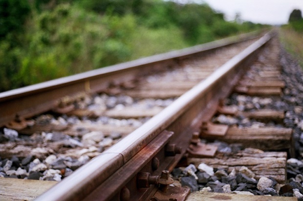 Motorista de caminhão sai da pista para evitar colisão com trem - Rádio  Najuá