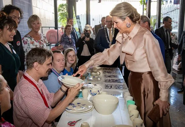 Queen Maxima wore Natan skirt nd Natan bow blouse, she wore Gianvito Rossi suede pumps and carriedNatan clutch bag. Stichting Social Label