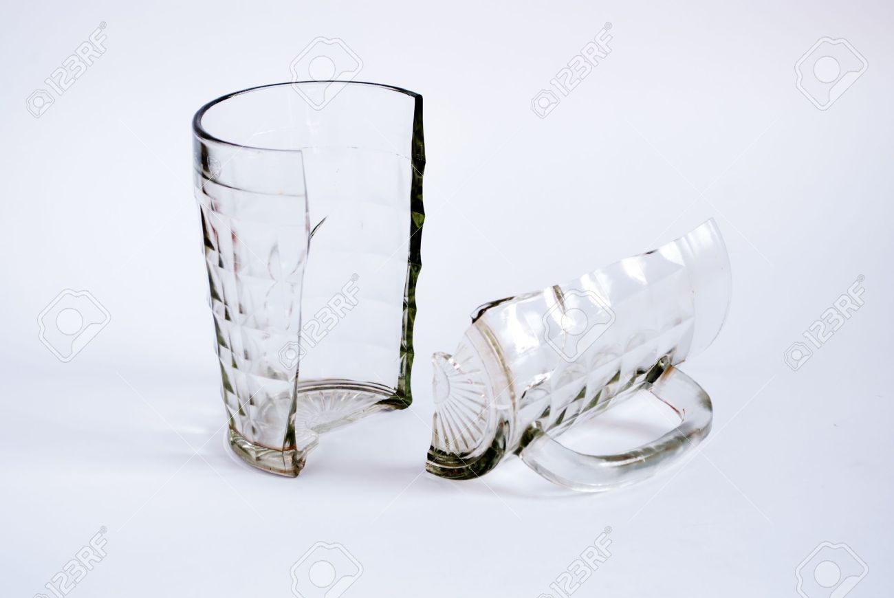Разбилась стеклянный стакан. Разбитый стеклянный стакан. Разбитая стеклянная Кружка. Разбитая стеклянная посуда. Разбитая стеклянная Кружка для детей.