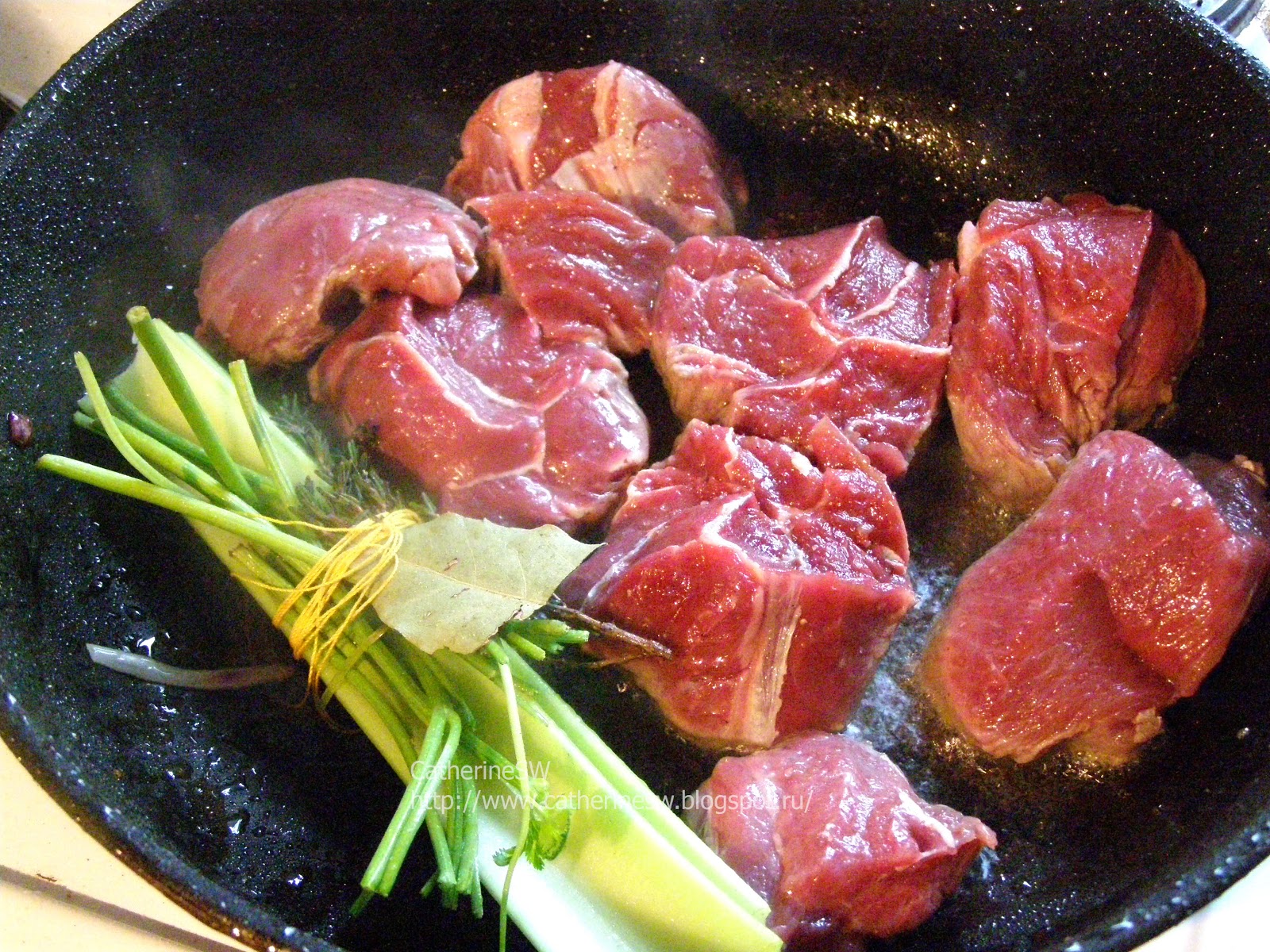 Рецепт мяса мясо в масле. Обжаривание костей для бульона. Мясо в масле. Мясная улитка для жарки. Обжаривание мяса горелкой.