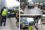 Dua Mobil 'Adu Banteng' di Busway Depan Mapolda Metro Jaya