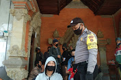 Personel Polsek Kintamani Bangli Lakukan Pengamanan Penyaluran BST Tahap VII