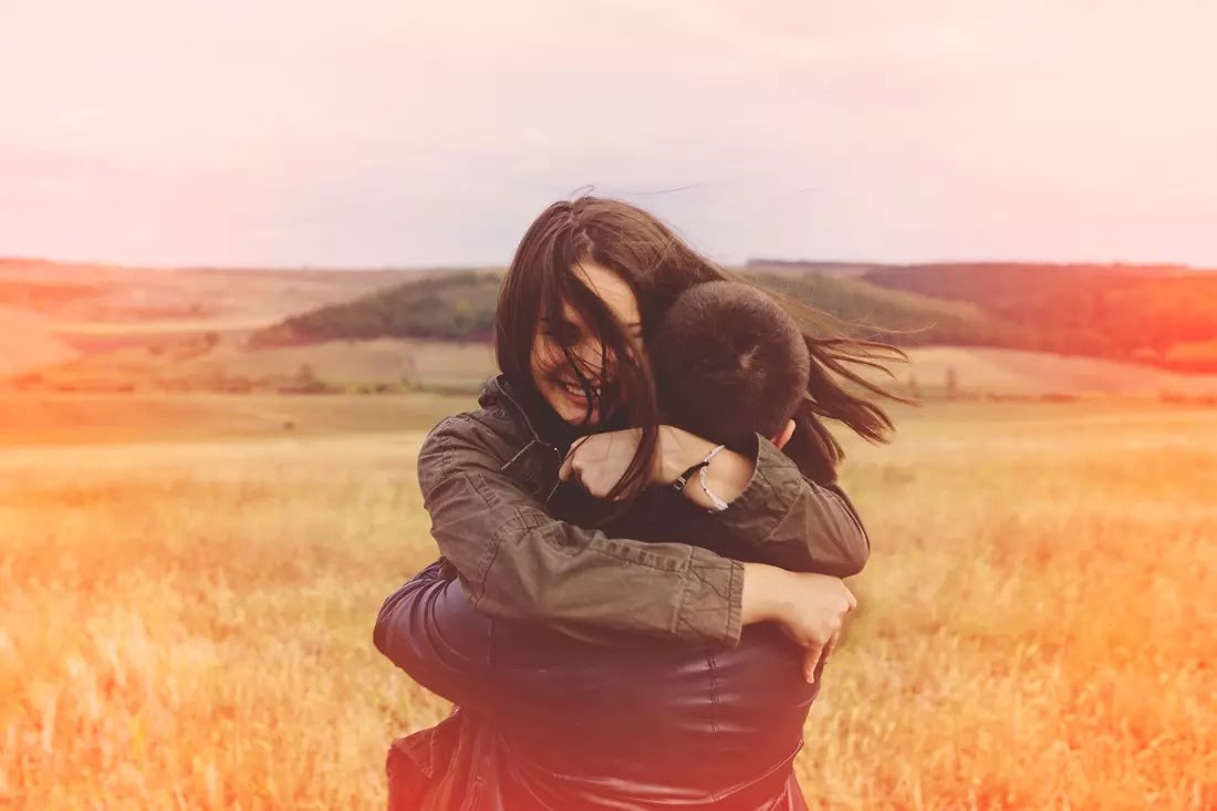 Quiz: Descubra se seu crush é um PRÍNCIPE ou SAPO Casal se abraçando no meio de um campo