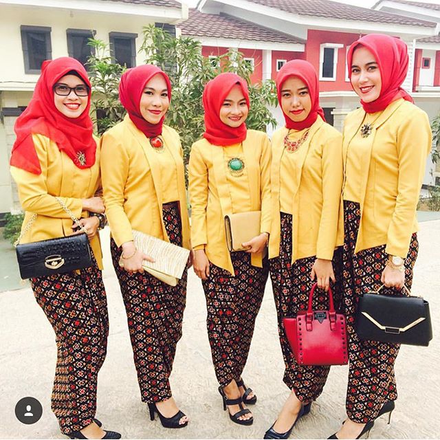 Model Kebaya  Modern  Hijab  Merah Batik Inspirasi Kebaya  