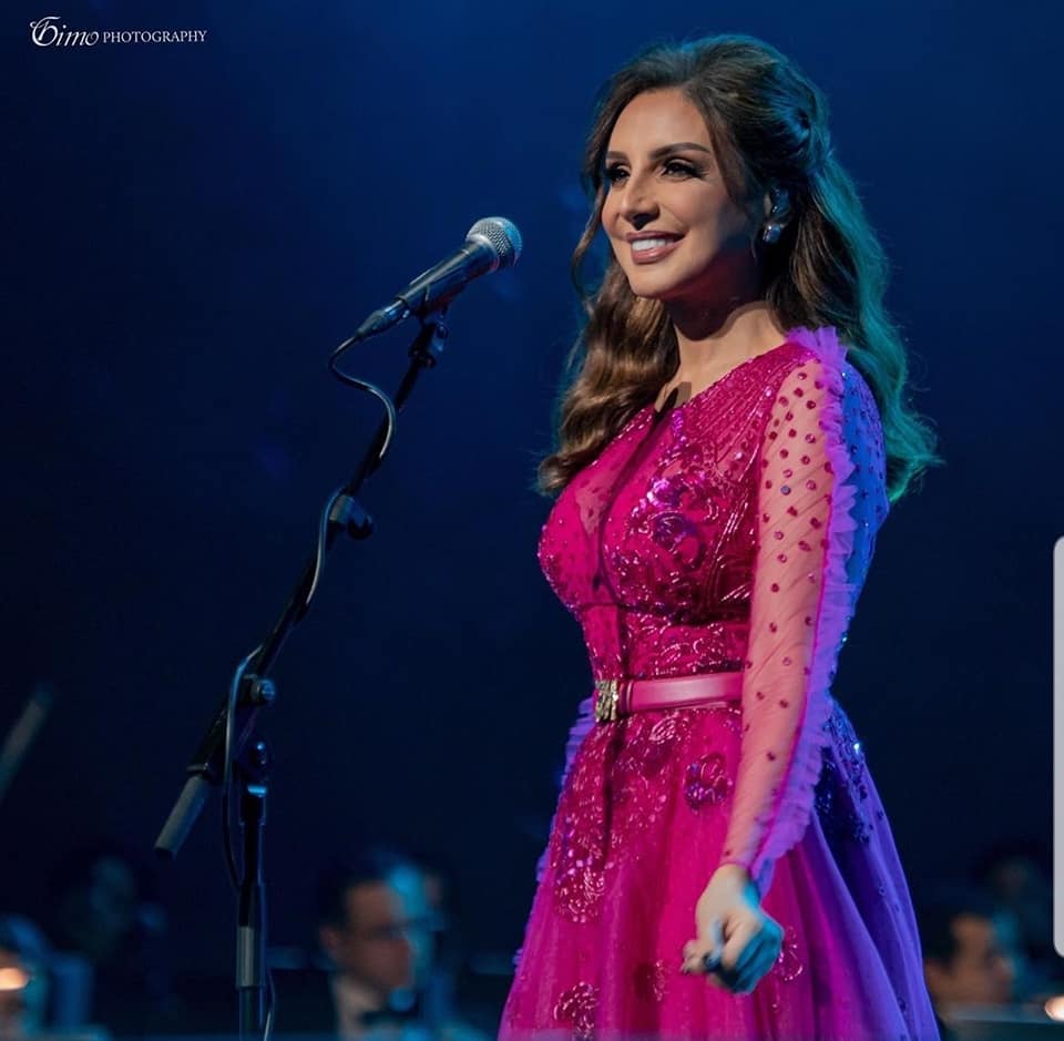بالصور | أنغام بفستان فوشيا رقيق وجميل في حفلها في الكويت بالصور | أنغام بفستان فوشيا رقيق وجميل في حفلها في الكويت