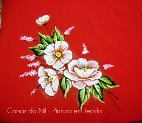 tecido oxford vermelho com pintura de papoulas brancas