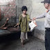 Polisi Temukan Kakak Beradik Dalam Kondisi Kelaparan Saat Memberikan Sembako
