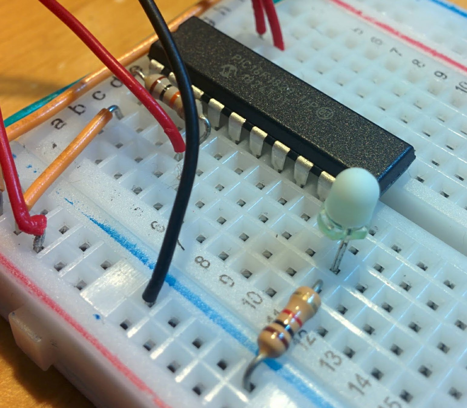 試行錯誤な日々: PIC16F1829でウォッチドックタイマーとスリープ機能を利用して低消費電力なLチカをさせてみた