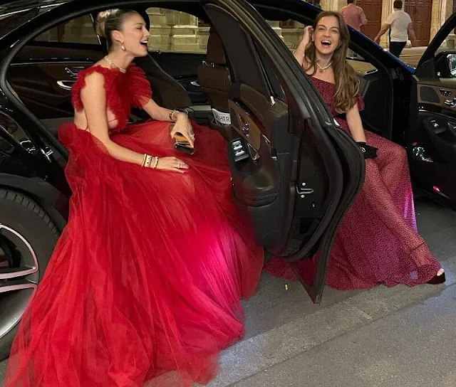 Beatrice Borromeo wore a red Dior gown. Alessandra of Hannover wore a dress by Pertegaz