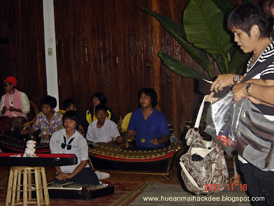 คณะนักเรียนโรงเรียนเชียงคาน มาโชว์การเล่นดนตรีไทยให้กับนักท่องเที่ยวได้ชม