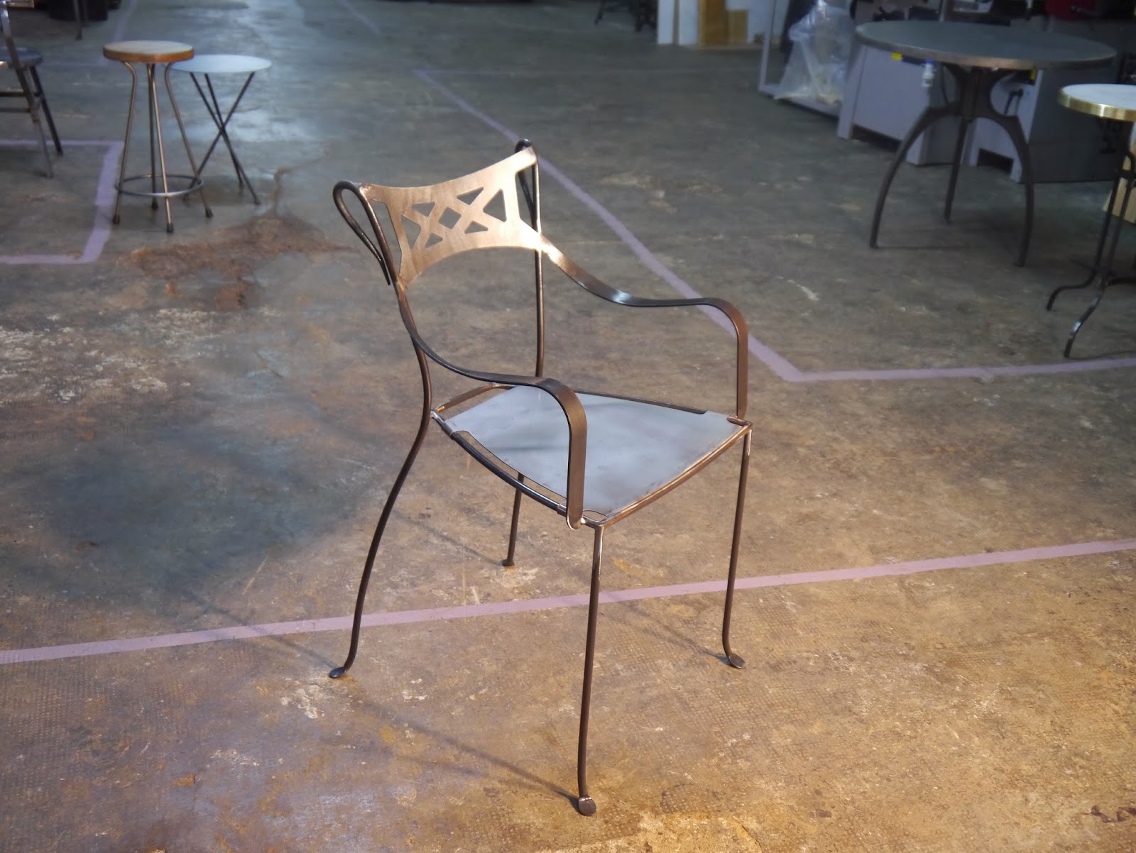 Mesas y sillas en metal de estilo industrial en hierro y madera