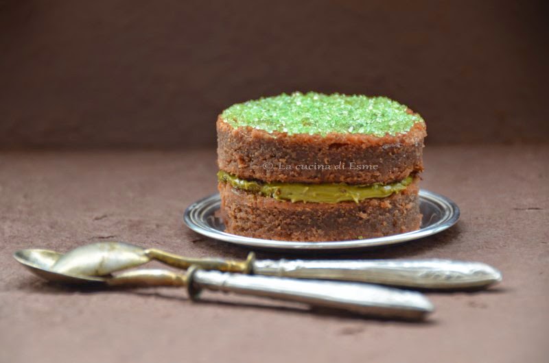 mini cake al cioccolato fondente farcito con crema di pistacchi al cioccolato bianco 