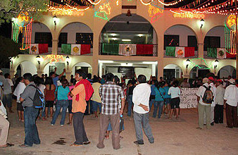 Rebeldía en Zona Maya; habitantes de Sabán se plantan en Palacio de JMM; exigen salida de su alcalde