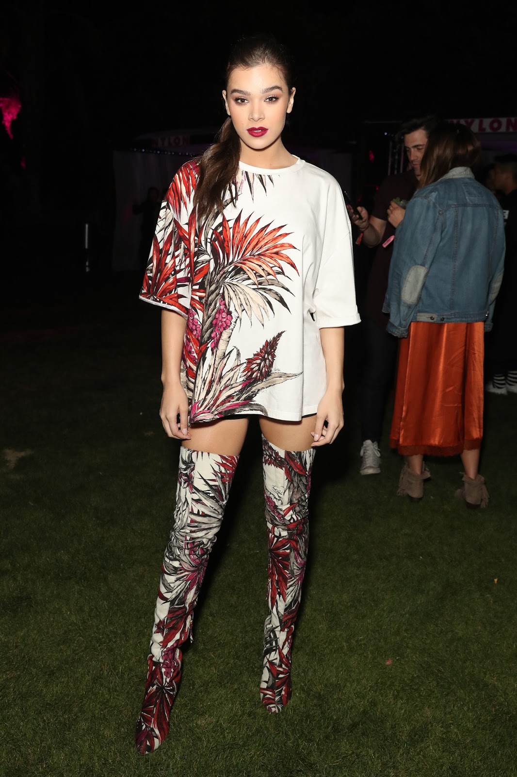 Daily Celebrities Paparazzi, Candid and Photoshoot Pictures: Hailee