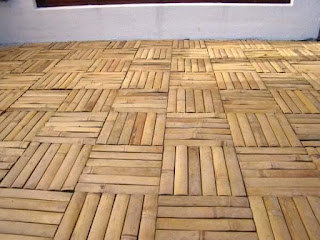 menghias lantai dengan bambu